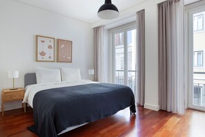 3 quartos, ferros/tábuas de passar roupa, Wi-Fi, roupa de cama