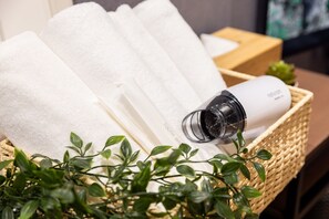 Secador de cabelo, toalhas de banho