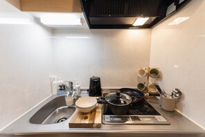 Geladeira, micro-ondas, cooktop, talheres/pratos/utensílios de cozinha