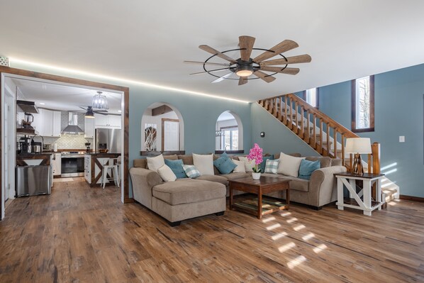 Smart-TV, Kamin, Videospiele, Tischfußball