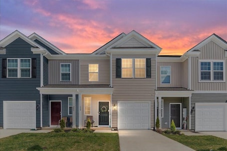Exterior. Spacious 3BR Townhome Near Luray Caverns & Shenandoah, Family & Pet-Friendly