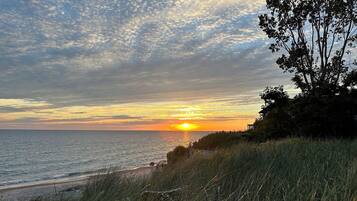 Plage, chaises longues, serviettes de plage