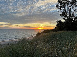 På stranden, solsenger og strandhåndklær