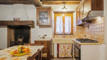 Fridge, cookware/dishes/utensils