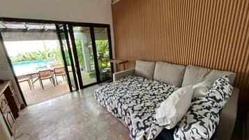 4 bedrooms, desk, laptop workspace, iron/ironing board