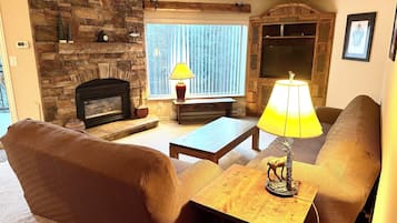 Smart-TV, peis, DVD-spiller og bøker