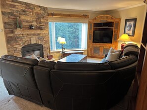 Smart-TV, peis, DVD-spiller og bøker