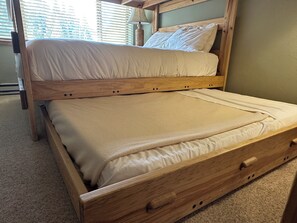 3 bedrooms, iron/ironing board, WiFi, bed sheets