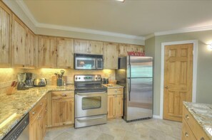 Køleskab, mikrobølgeovn, ovn, kogeplade