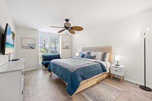 2 bedrooms, desk, iron/ironing board, travel cot - Beautiful Upstairs Corner Cottage - Ocean view from Balcony NCV B2 (Oceanside)