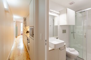 Douche, sèche-cheveux, serviettes fournies, savon