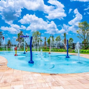 A water park with multiple water features and a clear blue sky. - Amazing Family Home 8min to Disneyworld Pool Spa Sleeps 24 Stl101 (Kissimmee)