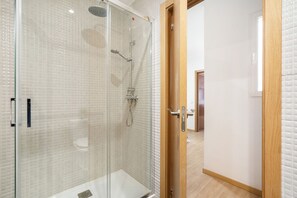 Douche, sĂšche-cheveux, serviettes fournies