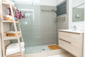 Dusche, Haartrockner, Handtücher