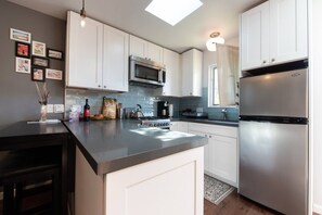 Kylskåp, mikrovågsugn, ugn och spishäll