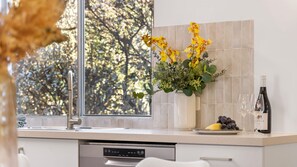 Micro-ondes, four, plaque de cuisson, lave-vaisselle