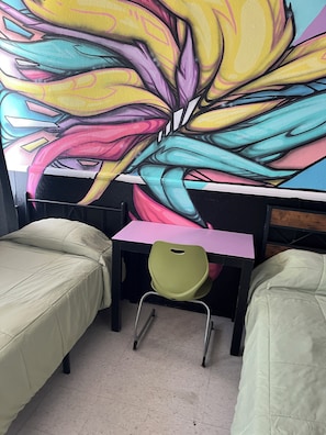 Dobbelt- eller tomannsrom – standard, 2 enkeltsenger, ikke-røyk, byutsikt | Skrivebord, wi-fi (inkludert) og sengetøy