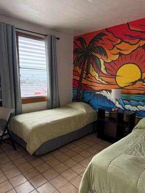 Escritorio, wifi gratis y ropa de cama 