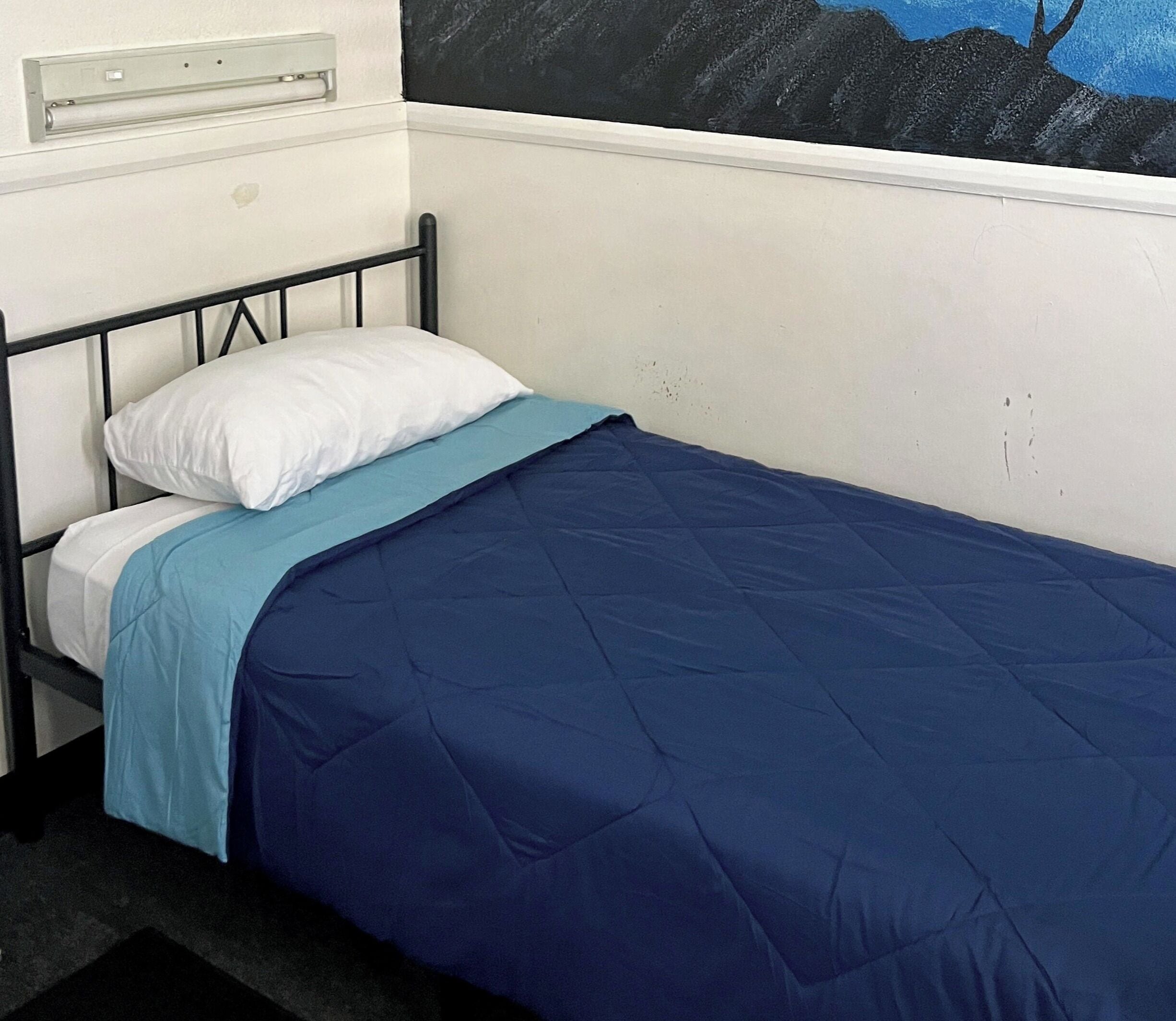 Bàn, truy cập Internet không dây miễn phí, bộ trải giường 