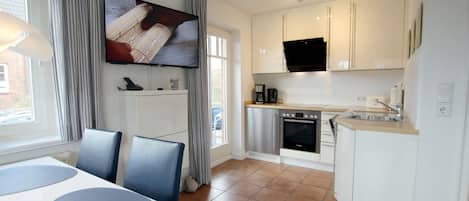 Frigorífico, horno, placa de cocina y lavavajillas