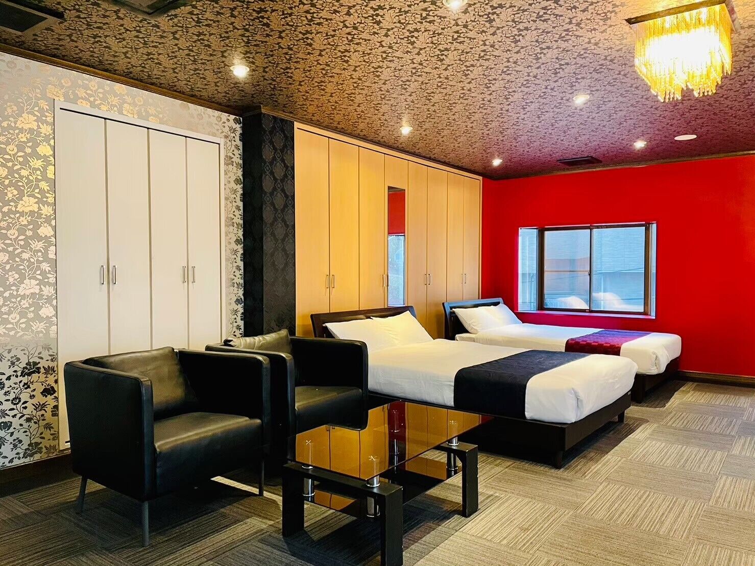 2 多间卧室、办公桌、WiFi、床单