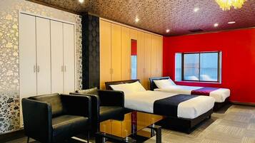 2 bedrooms, desk, WiFi, bed sheets