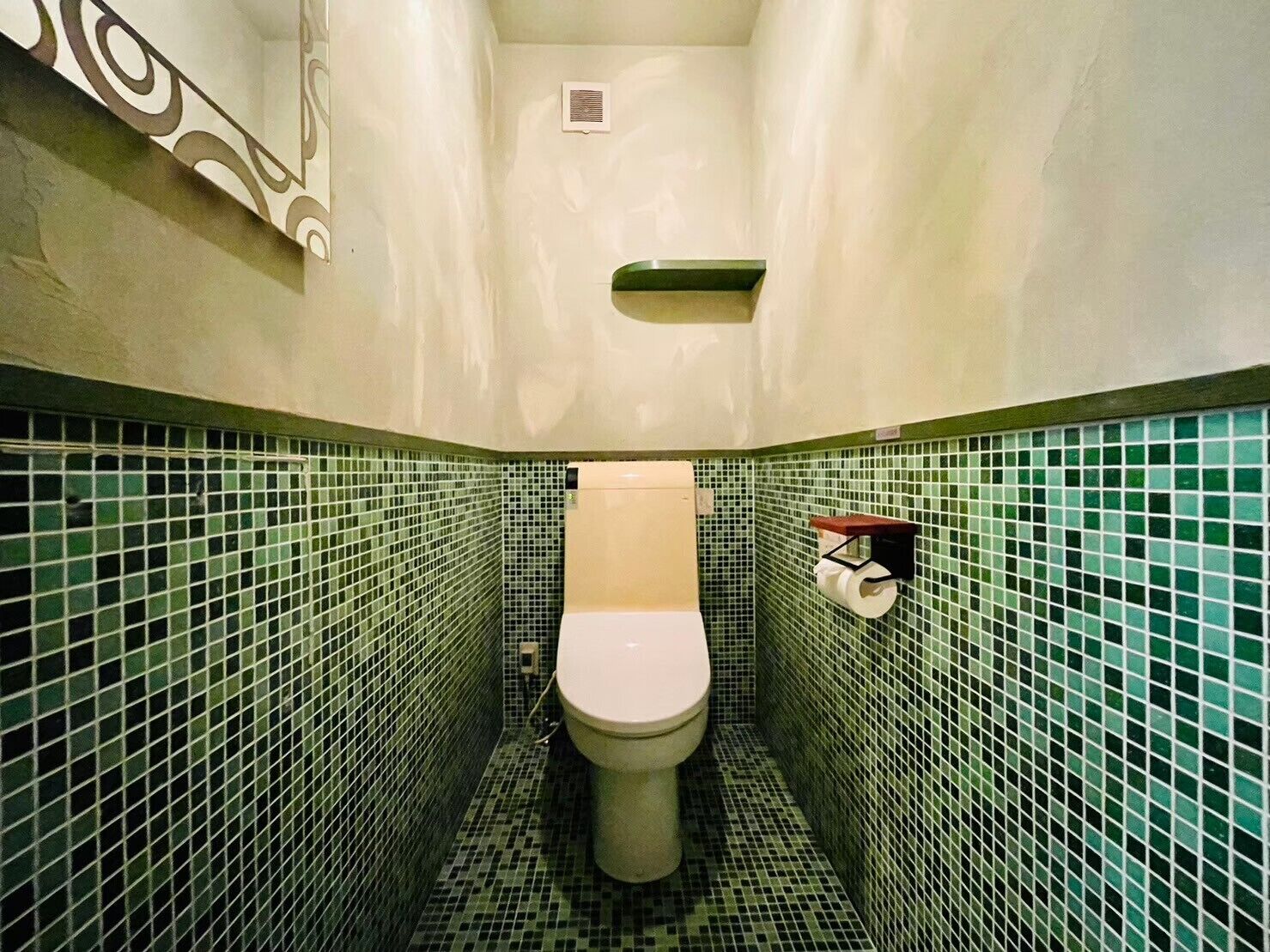 Douche, sèche-cheveux, bidet, serviettes fournies