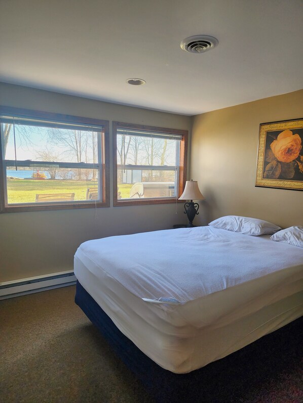 3 室のベッドルーム、WiFi (無料)、ベッドシーツ