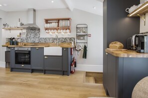 Ofen, Geschirrspüler, Hochstuhl