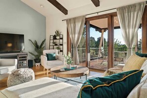 Televisio, takka, kirjoja