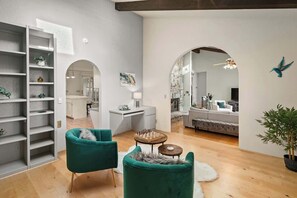 Televisio, takka, kirjoja