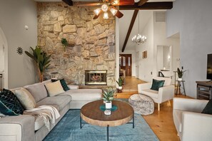 Televisión, chimenea, libros