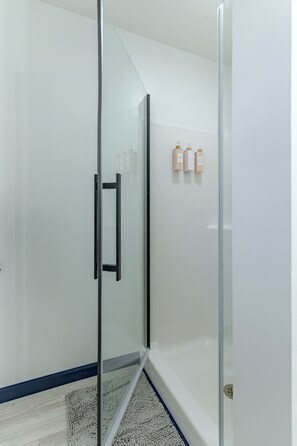 Shower, hair dryer, towels, soap - Sleek+ Modern Home Close to Downtown (Elizabethtown)