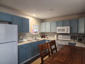 Kylskåp, mikrovågsugn, ugn och spishäll