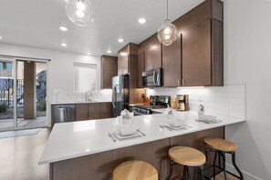 Refrigerador, microondas, horno y parrilla de estufa