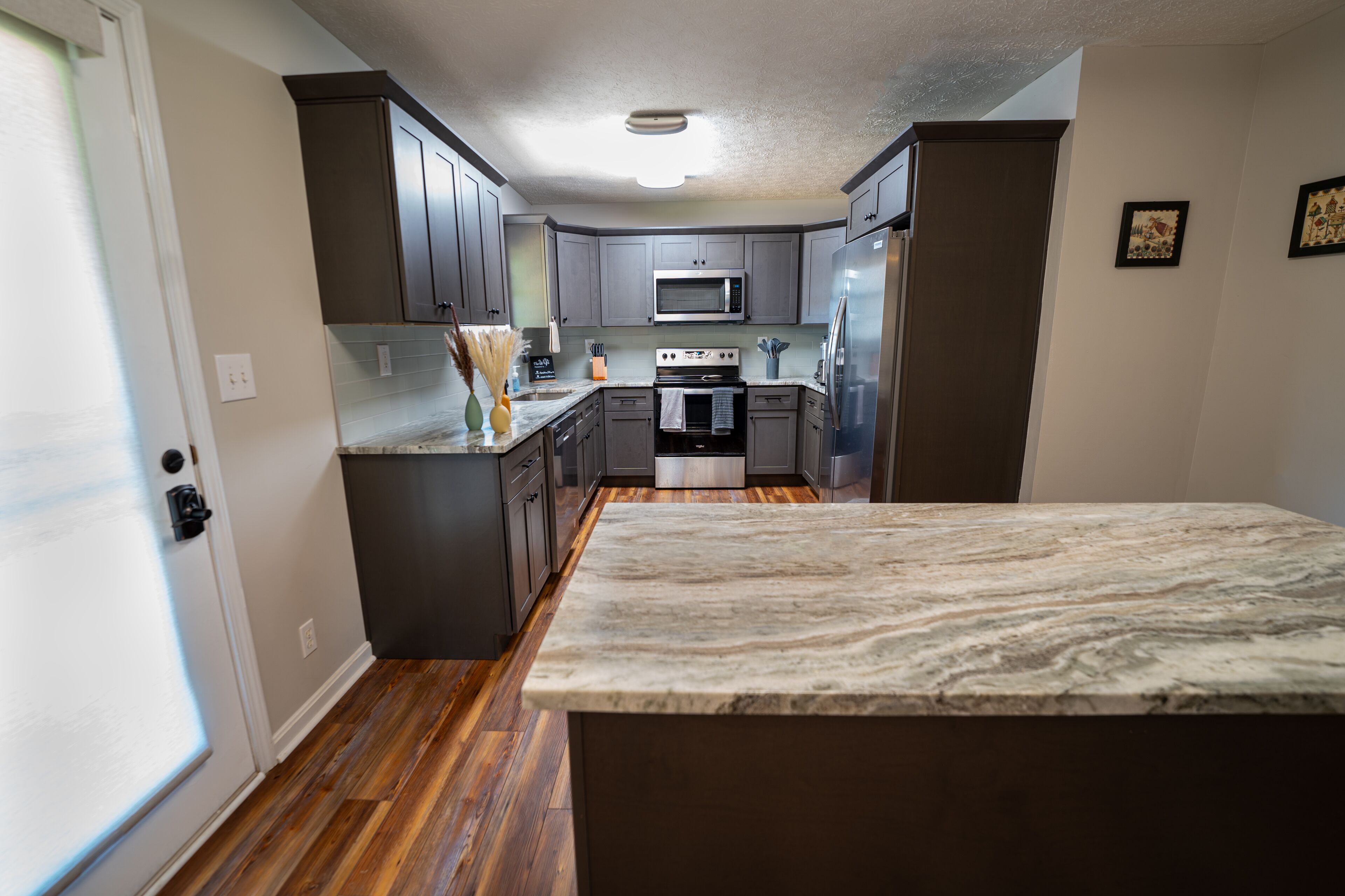 Refrigerador, microondas, horno y parrilla de estufa 