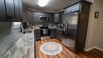 KylskÄp, mikrovÄgsugn, ugn och spishÀll