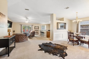 Smart TV, books - Welcome to Our Home - Pace/Pensacola - Pet friendly - Close to beaches! (Pace)