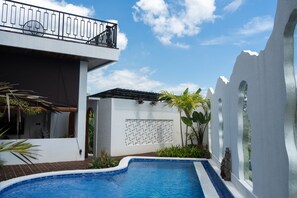 Outdoor pool, sun loungers - Santorini Luxury Villa (Munggu)