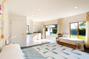 3 bedrooms, desk, iron/ironing board, free WiFi - Te Awanga-Zari House- Private&Quiet- 
Children & PETS welcome* (Upon agreement) (Te Awanga)