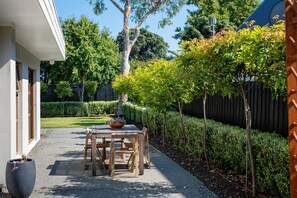 Outdoor dining - Te Awanga-Zari House- Private&Quiet- 
Children & PETS welcome* (Upon agreement) (Te Awanga)