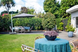Outdoor dining - Te Awanga-Zari House- Private&Quiet- 
Children & PETS welcome* (Upon agreement) (Te Awanga)