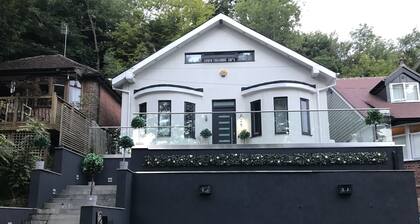 Artsy Retreat - Sleeps 6, Free Parking & Balcony