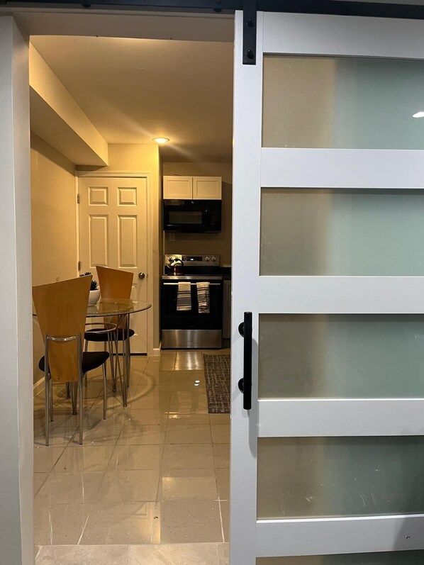 Dining - Best Choice. Spacious, 1BR 1BA Apt in NW DC area with free street parking. (Washington)