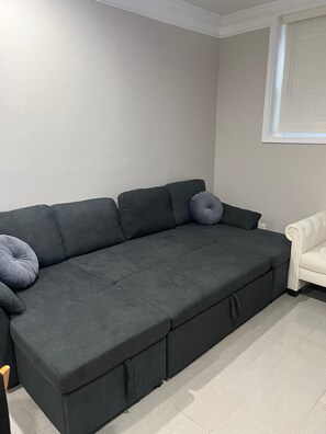 Living area - Best Choice. Spacious, 1BR 1BA Apt in NW DC area with free street parking. (Washington)