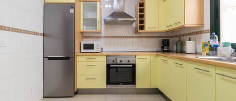 Jääkaappi, mikroaaltouuni, uuni, leivänpaahdin