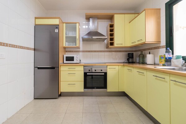 ثلاجة، ميكروويف، فرن، محمصة خبز