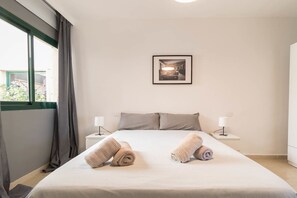 2 عدّة غرف نوم ومكواة/لوح كي وسرير سفر وواي فاي مجانًا