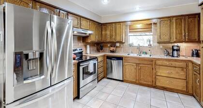 House +2 cabins + Hot Tub & Pool