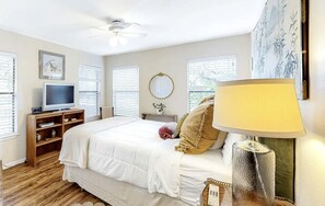 6 bedrooms, iron/ironing board, WiFi, bed sheets